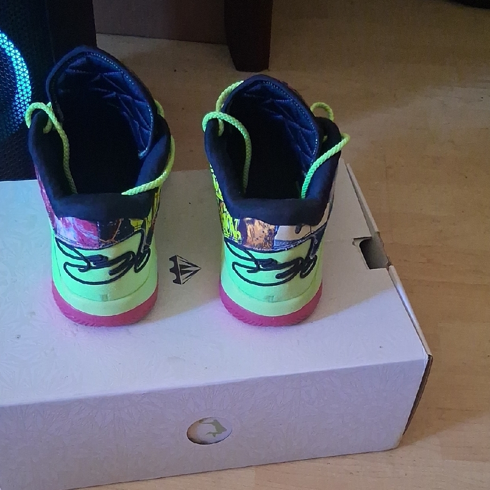 Vibrant Multicolor Lebron Bryce World - Picture 3 of 4